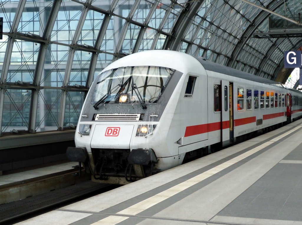 Mit frisch geputzten Scheiben, aber auf einem Auge blind. Der Intercity-Steuerwagen Bimdzf 271.2 (D-DB 51 80 80-95 252-7), eingereiht im IC 2131 nach Cottbus, hier am 30.05.2010 in Berlin Hbf.