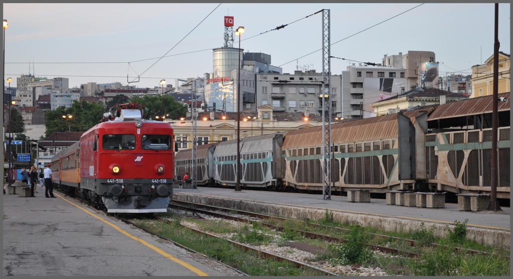 Mit der frisch revidierten 441-518 macht sich wieder ein Schnellzug mit zwei Wagen zur Abfahrt bereit. Rechts befinden sich Autotransportwagen, die dem Nachtzug nach Bar angehngt werden. (03.07.2011)