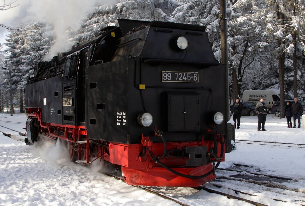 Mit frischen Kohle- und Wasservorrten versehen, rangiert jetzt 99 7245 am 26.01.2013, im Bahnhof Drei Annen Hohne, an ihren Sonderzug  Quedlinburger Brockenexpress  heran, um ihn nur wenig spter hinauf zum Brocken zu schleppen.