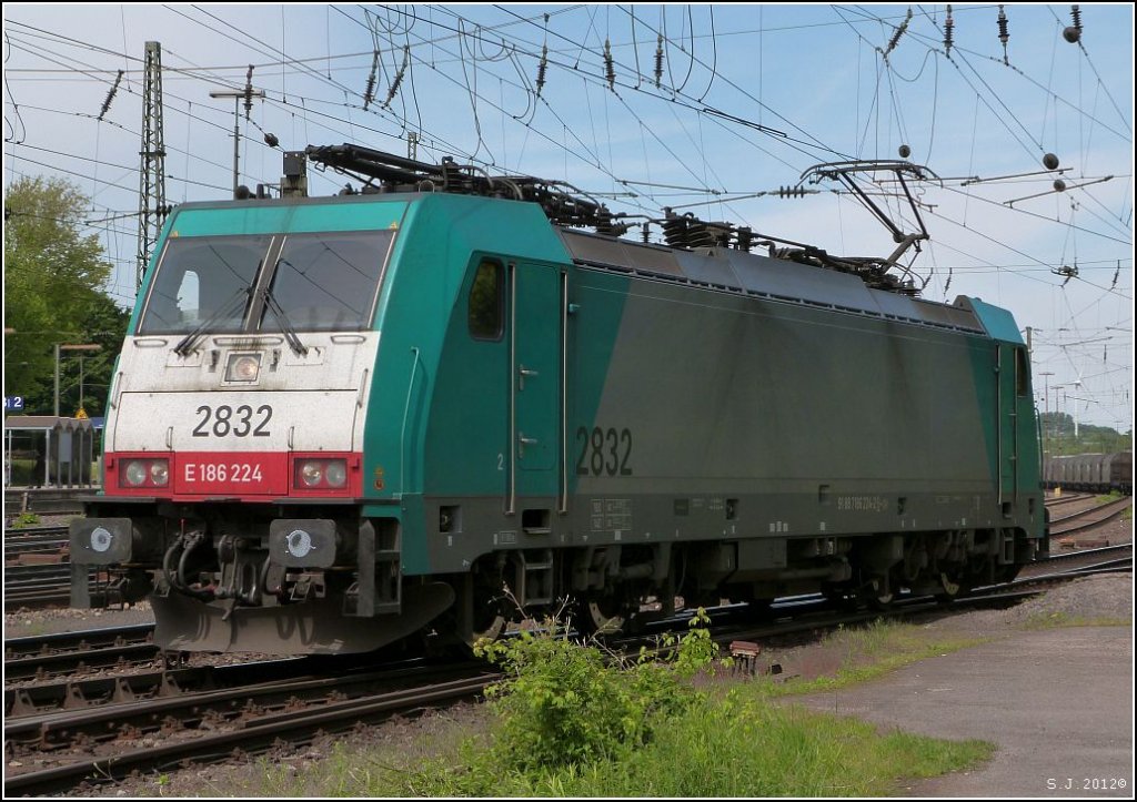 Mit frischen Pufferfett bereit fr den neuen Einsatz.Die belgische E 186 224
(2832), als Lokportrait.Location: Aachen Westbahnhof/Mai 2012.