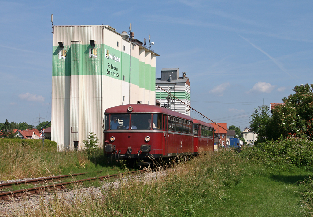 Mit fhrendem 998 746 ist die RB 3014 von Hffenhardt nach Neckarbischofsheim Nord am 27. Juni 2010 in Richtung Siegelsbach unterwegs. Die Garnitur hat vor wenigen Augenblicken den Startbahnhof verlassen.
