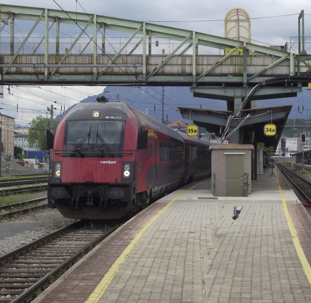 Mit fhrendem Railjet-Steuerwagen verlsst am 10. August 2011 eine Garnitur des Railjet als RJ nach Budepest Keleti pu. den Salzburger Hbf.