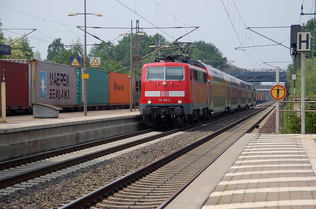 Mit einer Fuhre Dostock-Wagen am Hacken kommt die 111 139-2 durch Gmmer im Richtung Hannover gefahren. Samstag 21.Mai 2011