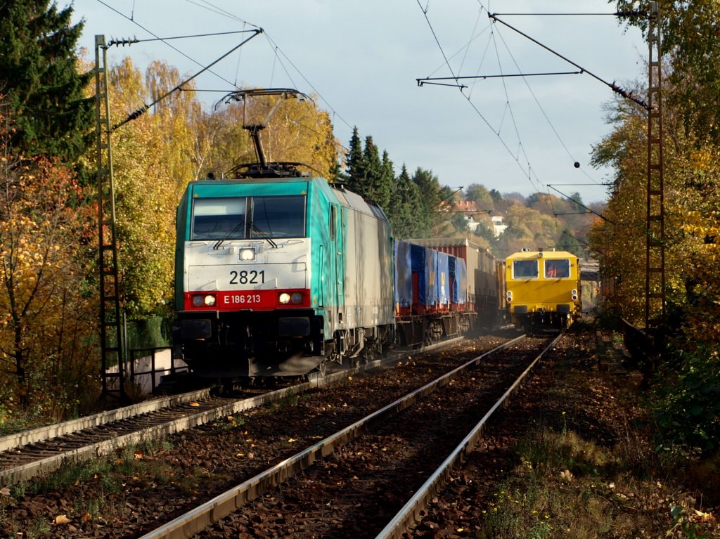 Mit gedrosseltem Tempo zieht 186 213 einen Gterzug an der Stopfmaschine auf der Montzenroute in Aachen Richtung Belgien zum Gemmenicher Tunnel hoch.