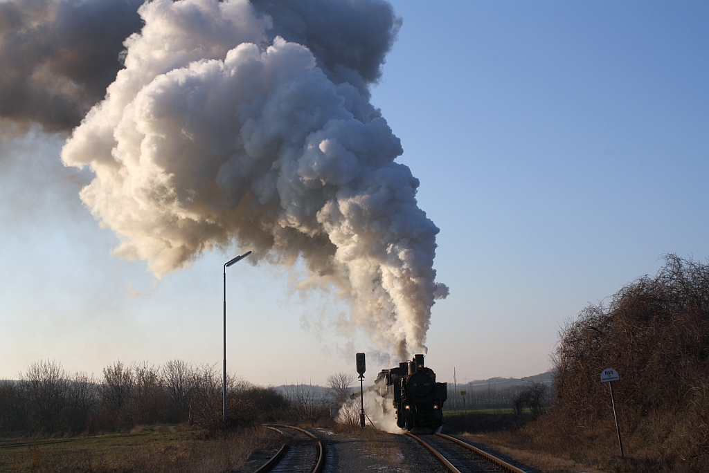 Mit Gedse fahren NLB 93.1420 als Vorspann der VdEA 52.4984 am 09.12.2012 mit einem Rbenzug in den Bf. Dobermannsdorf ein.