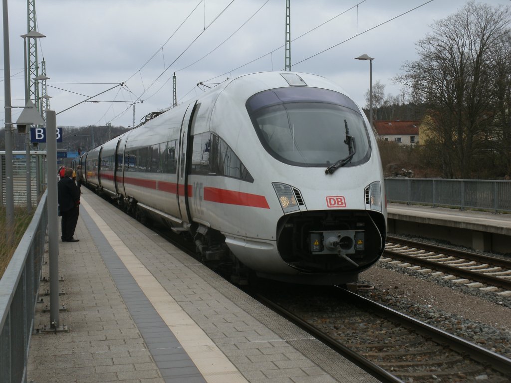 Mit geffneter Bugklappe erreichte 411 028,als ICE 1715,von Binz nach Mnchen,am 27.April 2013,Bergen/Rgen.