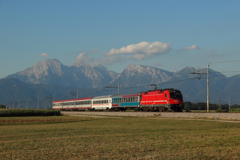 Mit geringer Versptung passiert die SZ 541 020 mit dem EC 213 aus Villach kofja Loka und prsentiert sich vor den Karawanken im Abendlicht.