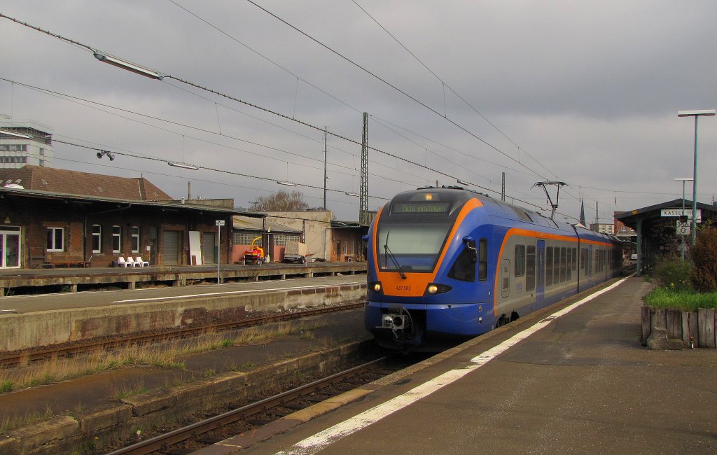 Mit geschlossenem Rollo verlsst der Cantus 427 502 am 04.04.2012 die Kasseler Hbf zur Abstellung, nach Ankunft als CAN 24204 aus Fulda.