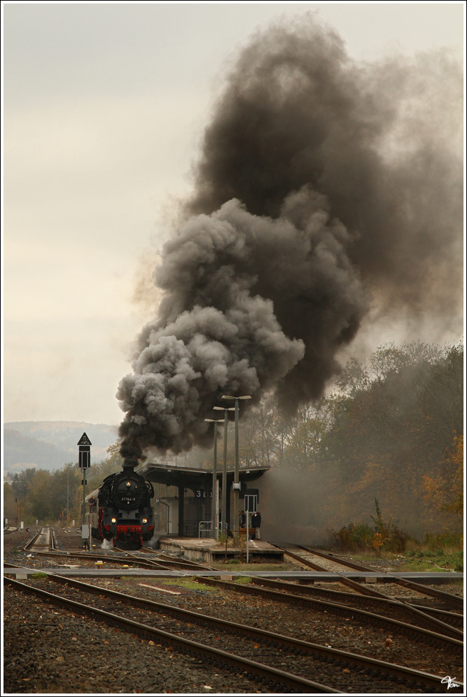 Mit einer gewaltigen Rauchfahne fhrt 41 1144 mit Sonderreisezug DPE 105 von Eisenach nach Meiningen - Plandampf Werratal. 
Bad Salzungen  27.10.2011