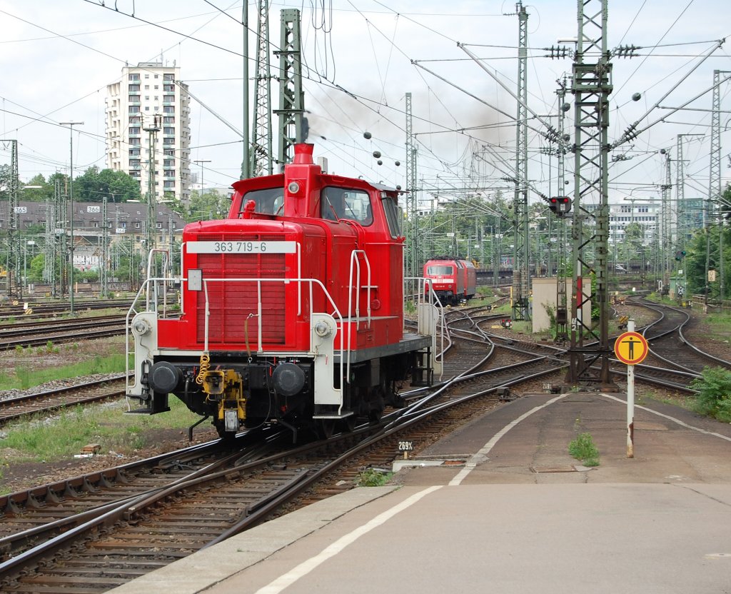 Mit glnzendem Lack konnte ich am 27.5.2010 im Stuttgarter Hbf die 363 719-6 aufnehmen. Ein Gru geht an das Personal auf der Lok, das mir die schne Abgasfahne bescherte.