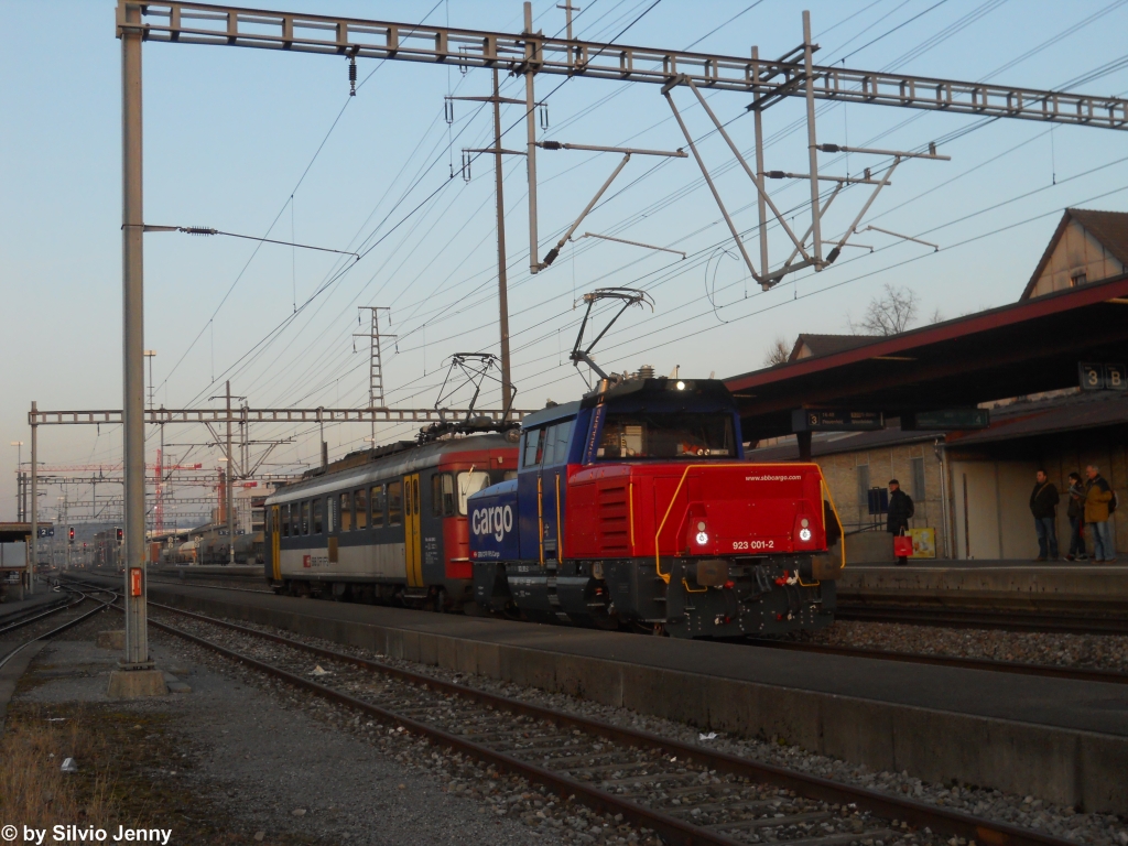 Mit einer grossen Sause wurde die ''Hybrid''-Lok (in Tat und Wahrheit eine Zweikraftlok, und nicht die erste ihrer Art bei der SBB) wurde Ende 2011 die Eem 923 ''Butler'' der ffentlichkeit vorgestellt. Nun macht man mit der ersten Maschine, der Eem 923 001-2 intensive Versuchsfahren, am 17.1.2012 war sie zusammen mit dem RBe 540 059-3 in Oberwinterthur.