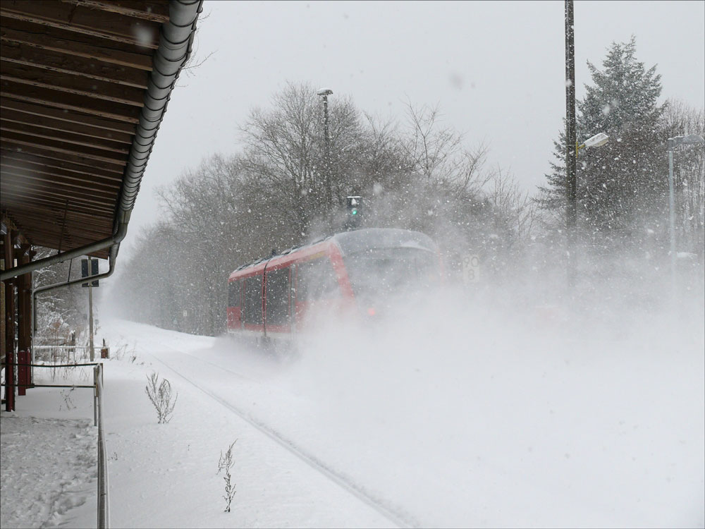 Mit einer groen Wolke aufgewirbeltem Schnee hinter sich verlsst ein DB Desiro den Hp Dresden-Langebrck; 15.12.2010

