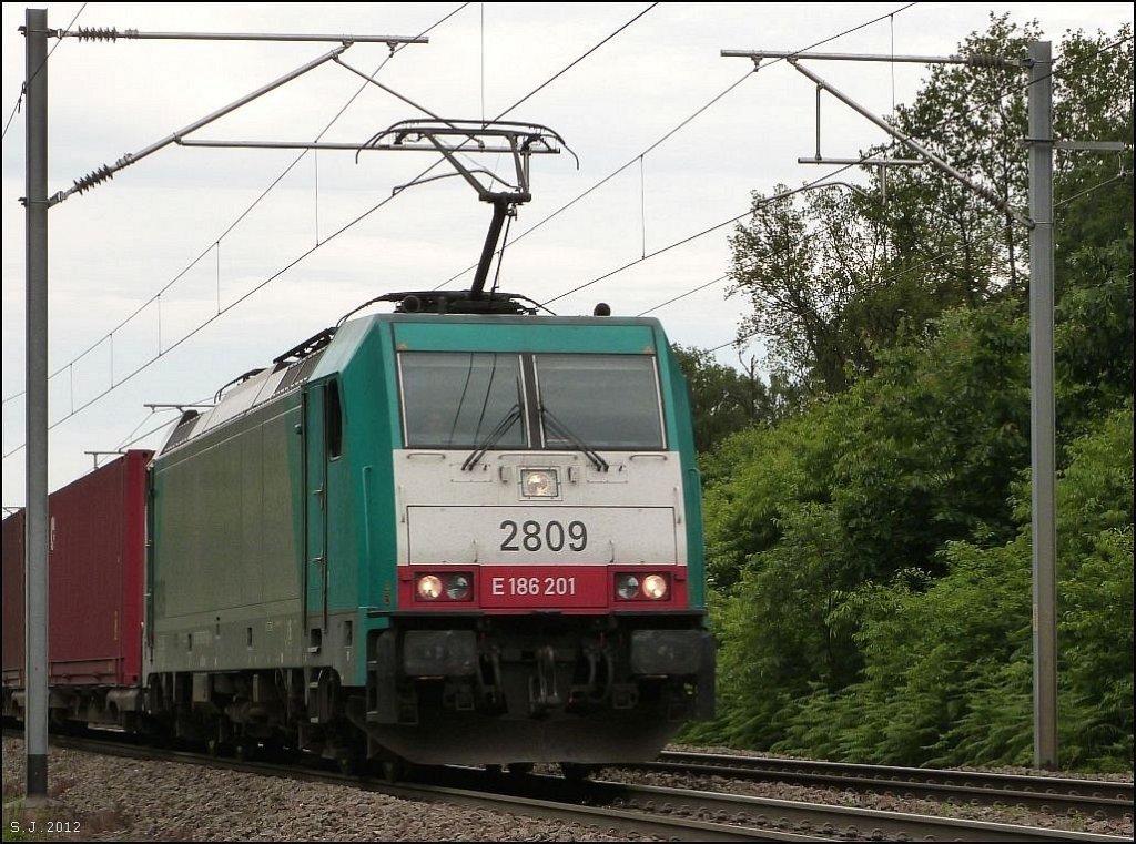 Mit Gterfracht aus Antwerpen am Haken unterwegs auf der Montzenroute.
Die 2809 im Wald von Moresnet (Belgien) fhrt in Richtung deutsche Grenze.
Aufnahme vom Juli 2012.