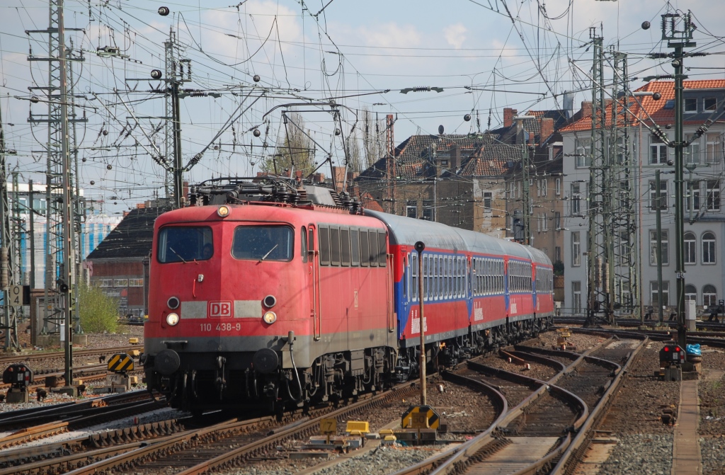 Mit gut - 20 Minuten kommt am 15.04.2011, DZ 2701 Tuttlingen - Kiel Hbf mit 110 438 nach Gleis 8 am Hbf von Hannover herein