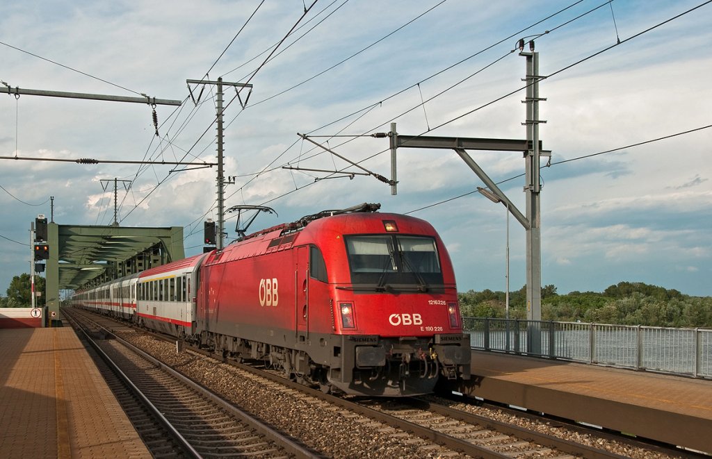 Mit gut 30 Minuten Versptung passierte am 24.05.2010 1216 226 (ehemals die Eurolok  Tschechien  und Ex-Strichcode-Lok) mit dem EC 173  Vindobona  (Hamburg Altona - Villach Hbf.) die Station Wien Praterkai.