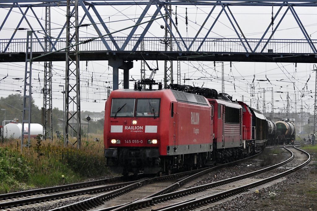 mit einer gut gemischten Garnitur schlngelt sich 145 055 am 28.09.2010 aus dem Bf Stralsund nach Mukran, mit dabei 155 109 und 298 318