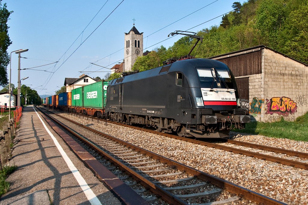 Mit gut zwei Stunden Versptung kam der TEC 43940 von Wien Freudenau nach Passau durch Greifenstein-Altenberg. Die Aufnahme enstand am 18.04.2011.
