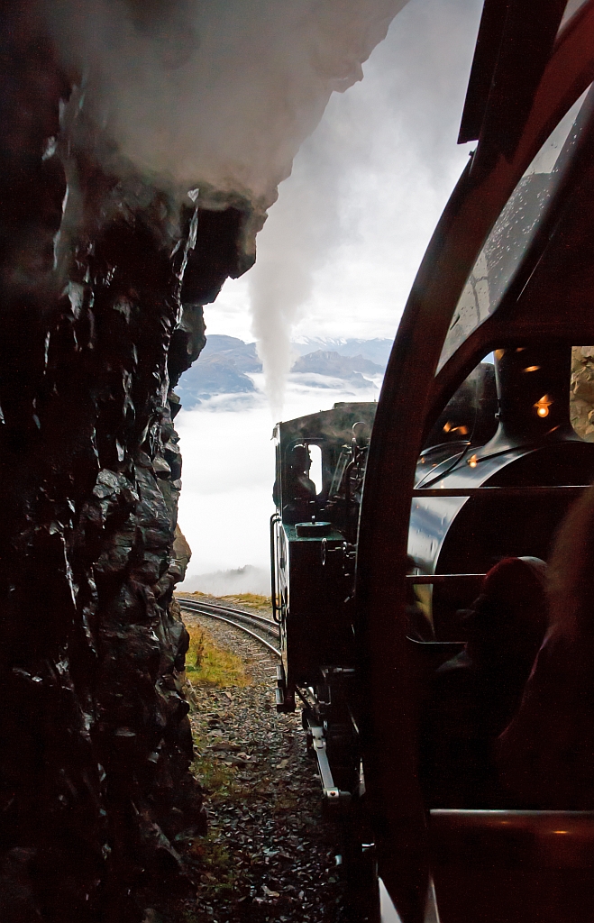 Mit der Heizl befeuerten BRB 12 (Kanton Bern) geht es am 29.09.2012 vom Brienzer Rothorn wieder hinab nach Brienz, hier bei der Ausfahrt aus dem Schneggtunnel.