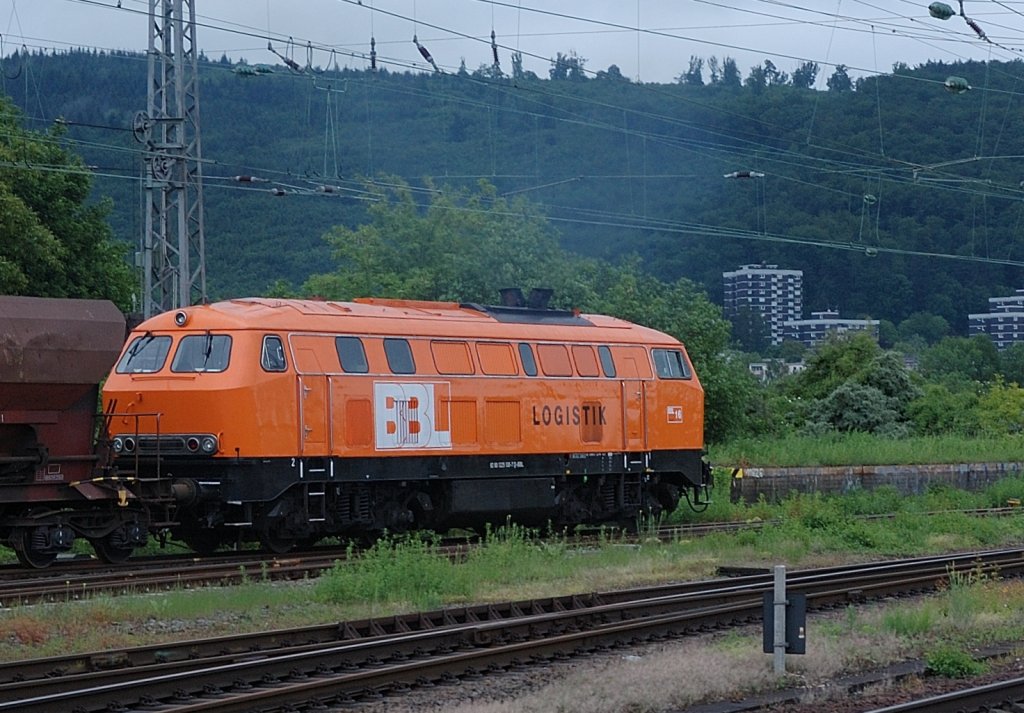 Mit einer hellblauen Abgasfahne zieht die BBL 225 100-7 ihren Schotterzug in die Streckengleise nach Bad Friedrichshall-Jagstfeld. 31.5.2013