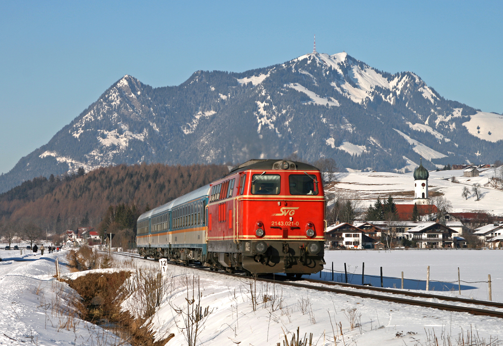 Mit herrlichem Sound wummert 2143.021 am 16. Februar 2010 mit dem ALX 39958 von Mnchen nach Oberstdorf nicht nur an Altstdten, sondern auch an zahlreichen Fotografen vorbei. Da dies mein letztes Bild der 2143 im Alex-Verkehr zwischen Immenstadt und Oberstdort ist, mchte ich hiermit noch das wirklich uerst freundliche Lokpersonal gren, das sich offensichtlich auch ber die zahlreichen Fotografen an diesem wunderschnen Wintertag freute.
