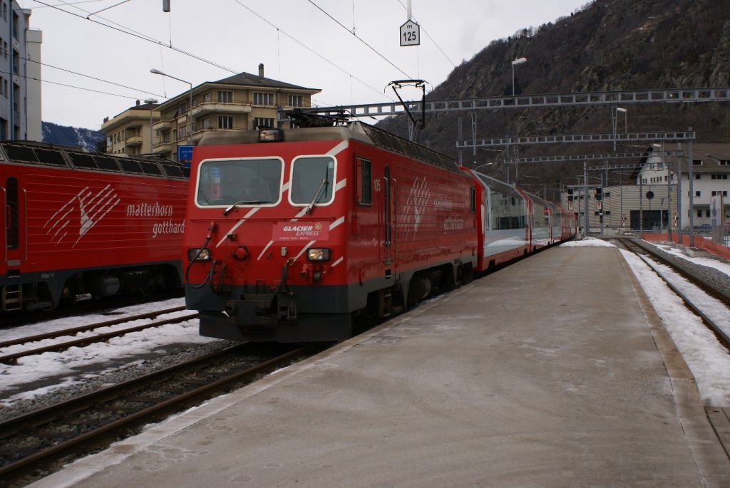 Mit der HGe 4/4 II 105 an der Spitze fhrt der Glacier Express in Brig ein. 
