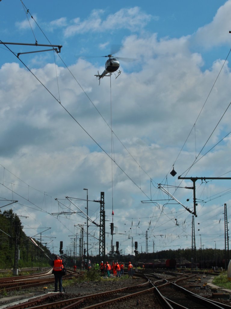 Mit Hilfe eines Hubschraubers wurden am 07.08.2011 in Stolberg Hbf Signale gesetzt. Der Eurocopter AS350 Ecureuil der Firma KMN Koopmann Helicopters bringt an einem langen Seil den Signalmast zum Signalfu, wo die Bodenmanschaft den Mast entgegennimmt und mit vier Schrauben sichert. Anschlieend hngt der Hubschrauber den Mast ab und fliegt zum Lagerplatz zurck um den nchsten zu holen. Das ganze dauert ca. 6-8 Minuten pro Signal.  