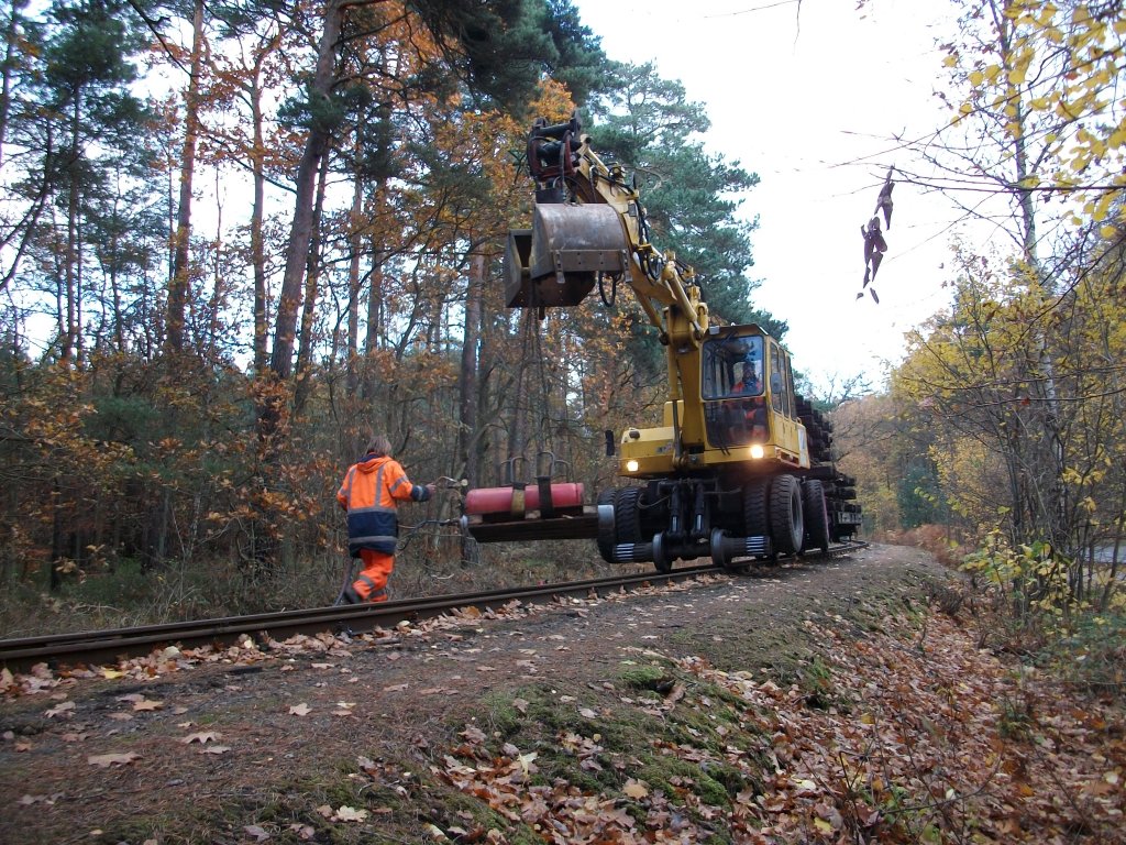 Mit Hilfe eines Zweiwegebaggers werden zwischen Ghren und Philippshagen die alten Gleise entfernt,neben dem Auswechseln des alten Gleises wird auch das alte Kiesbett gegen ein neues Schotterbett ausgetauscht.Vor Ghren war am 05.November 2010 dieser Zweiwegebagger unterwegs.