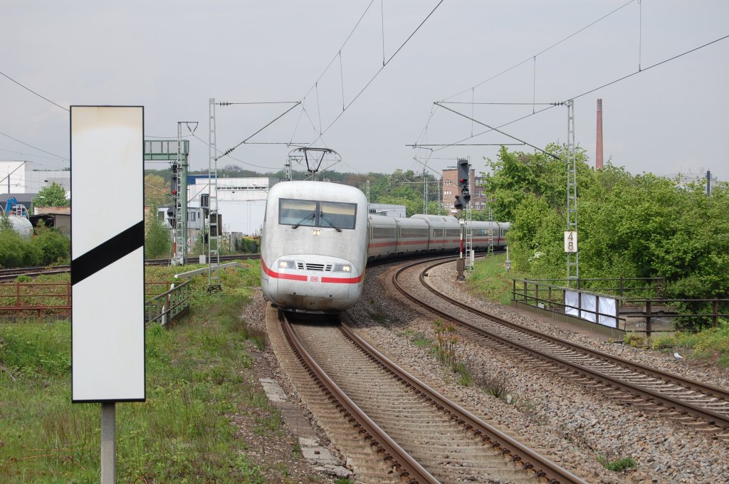 Mit hoher Geschwindigkeit durchfhrt ein Triebzug der BR 401 am 8.5.2010 den Bahnhof Stuttgart-Feuerbach in Richtung Hauptbahnhof und passiert dabei die extra zur Bildgestaltung herangezogene Vorsignaltafel.