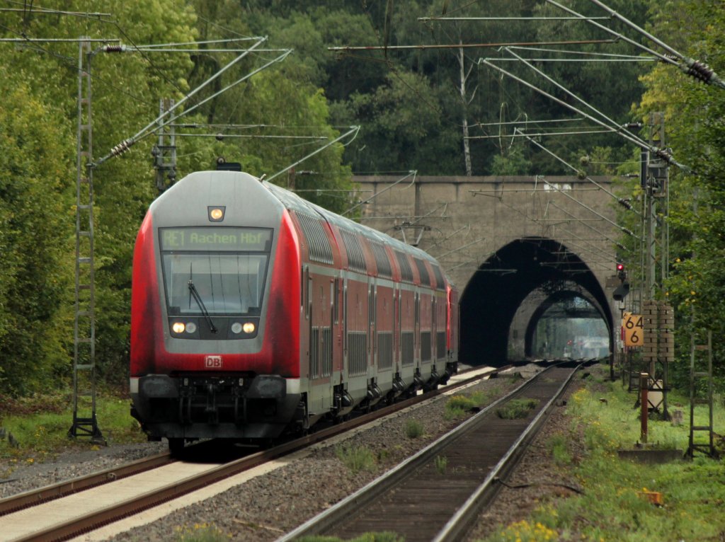 Mit hoher Geschwindigkeit nhert sich am 13.08.2011 RE1 auf der KBS 480 dem Haltepunkt Eilendorf.