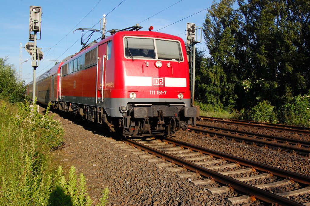 Mit hoher Geschwindigkeit stebt 111 151-7 durch Korschenbroich zum nchsten Halt in Mnchengladbach Hbf. Sie fhrt einen Zug der Linie RE 4 nach Aachen. 16.6.2010
