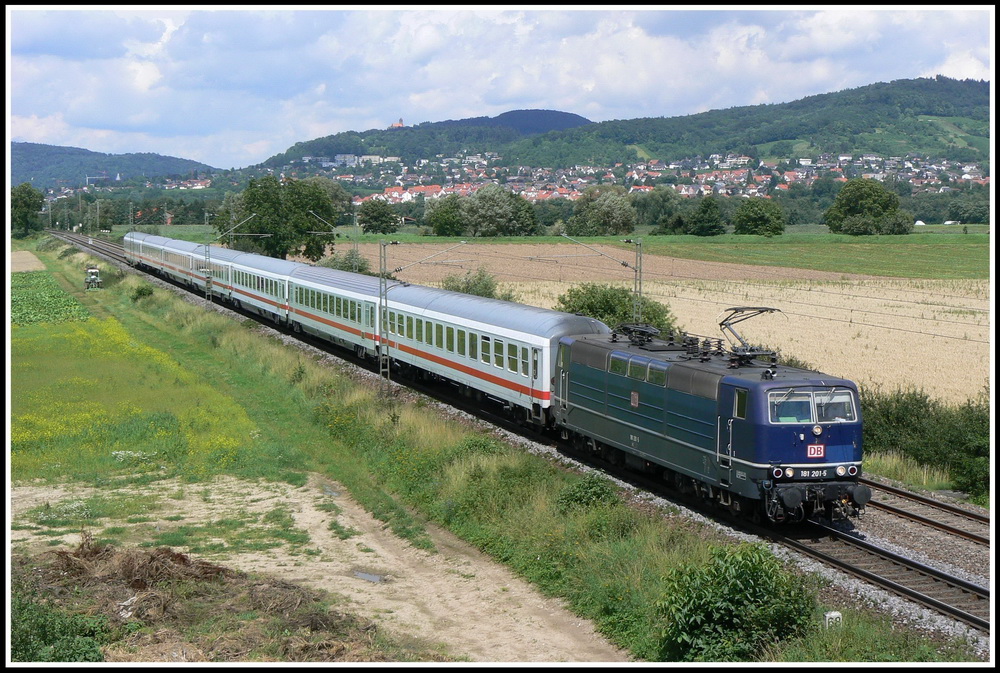 Mit IC 2356 am Haken ist 181 201 am 9.7.2007 bei Grosachsen-Heddesheim auf dem Weg Richtung Mannheim.