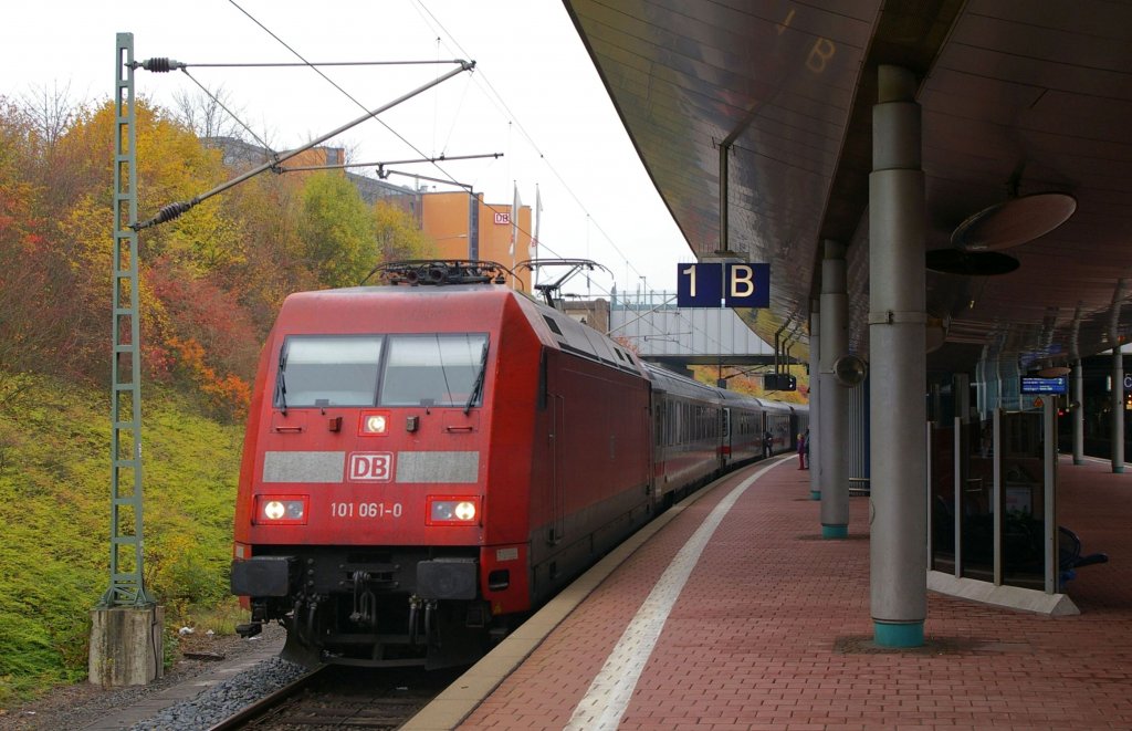 Mit IC in sdlicher Richtung unterwegs (101 061 am 24.10.2012, Kassel-Wilhelmshhe).