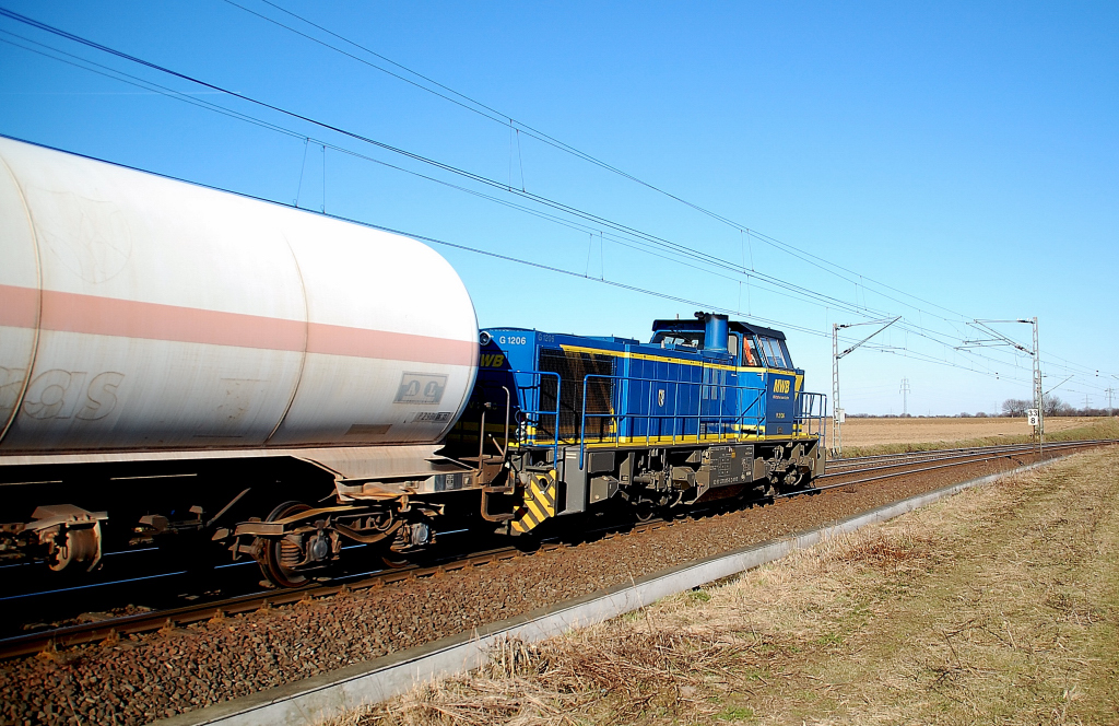 Mit ihrem Gaszug fhrt die MAK G1206 der Mittel-Weser-Bahn Nr. V2106 in Grevenbroich Noithausen ein. 7.3.2011