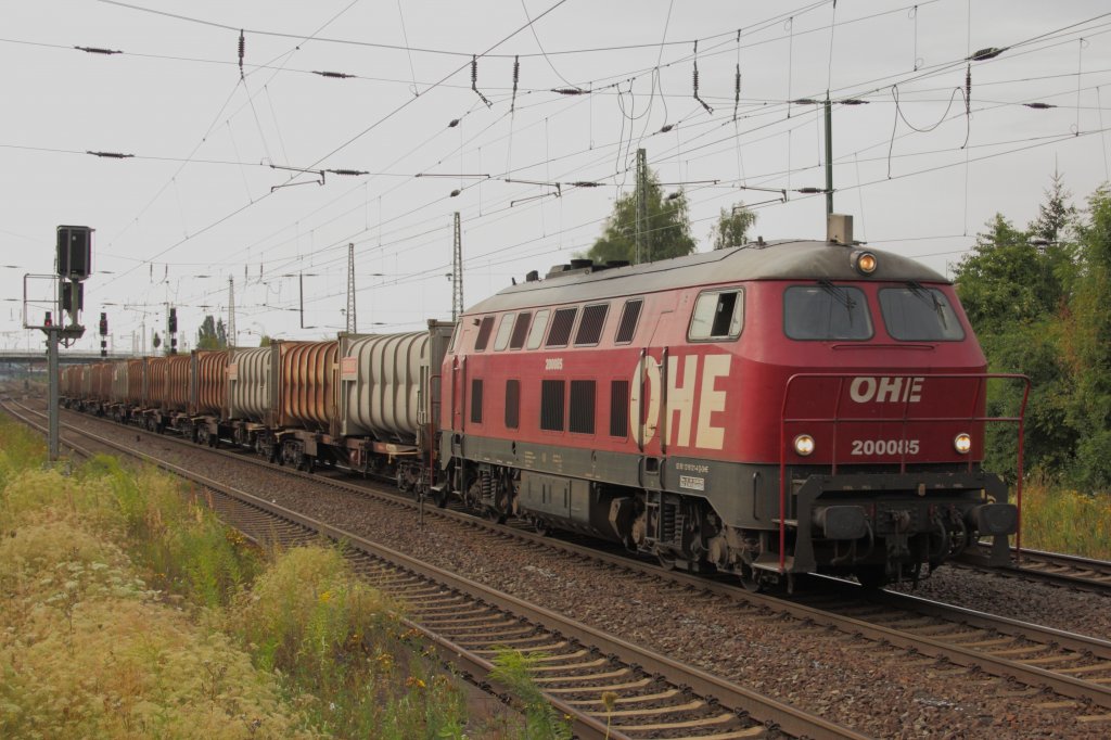 Mit ihrem geruchsintensiven Mllzug fhrt 216 121-4 der OHE aus Richtung Magdeburg durch Schnebeck (Elbe) in Richtung Kthen. Fotografiert am 02.08.2010. 
