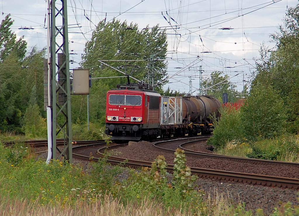 Mit ihrem Gterzug ist die 155 008-6 hier kurz vorm Bahnbergang Humboldtstrae in Weetzen zu sehen am 23.7.2011 auf dem Weg in Richtung Hameln.