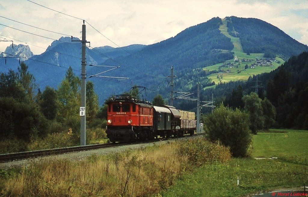 Mit ihrem Gterzug wird 1245 516-8 in Krze Sillian erreichen (September 1995)