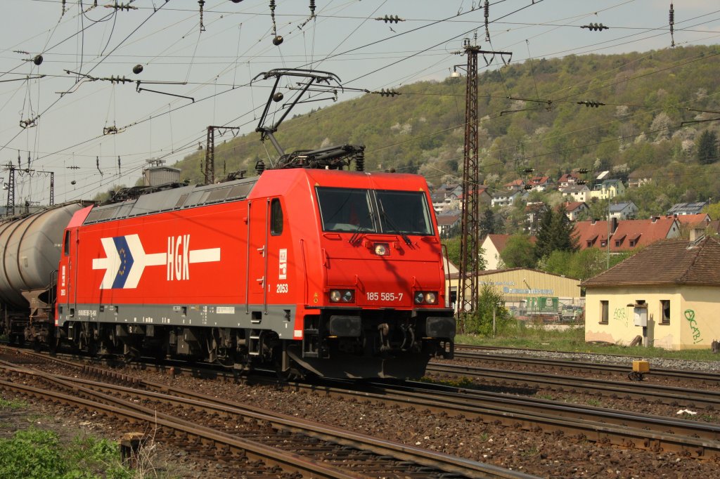 Mit ihrem Kesselzug kam die 185 585-7 in Gemnden (Main) am 18.04.2011 durch.