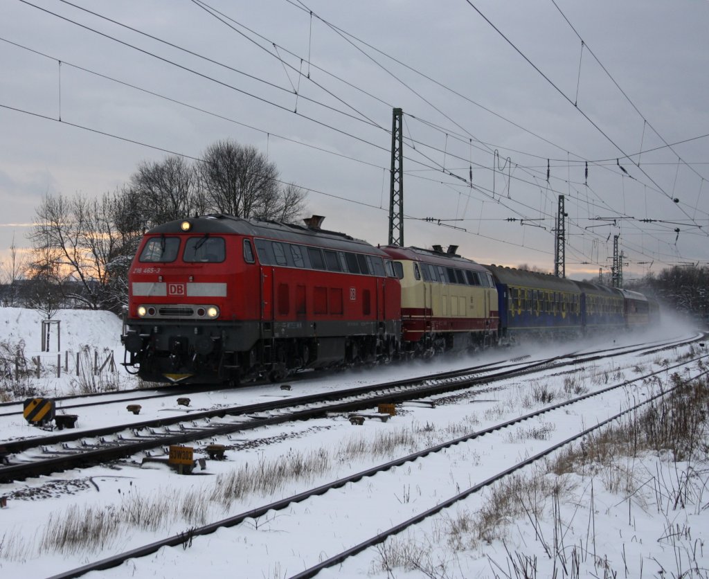 Mit ihrem Pilgerzug Richtung Alttting fuhren am 29.11.10 durch Mnchen - Riem die 218 465-3 und 218 105-5.