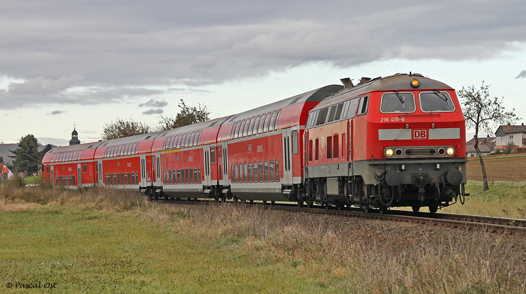 Mit ihrem satten TB11-Sound brummte 218 415-8 am 2. November 2012 mit einem Leerreisezug nach Frankfurt (Main) bei Glauburg-Glauberg an mir vorbei.