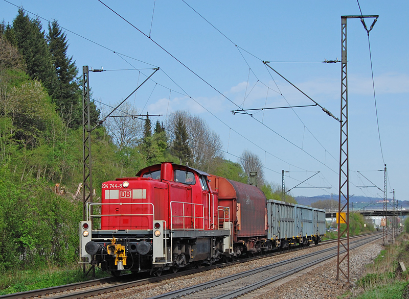 Mit ihren 4 Wagen drfte 294 744-8 sicherlich nicht berfordert gewesen sein, als ich sie am 27. April 2012 bei Gppingen aufnahm.
