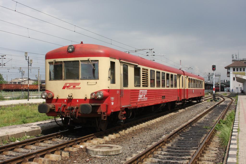Mit der individualen Nummer 97-0518-7 rangiert dieser Regio Trans
Triebwagen, ein ehemaliger VT der SNCF, am 12.5.2010 im Bahnhof
Timisoara Nord.