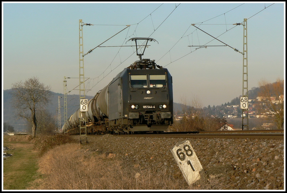 Mit Kesselwagen am Haken konnte die 185 544 am 18.02.2008 bei Heddesheim abgelichtet werden.