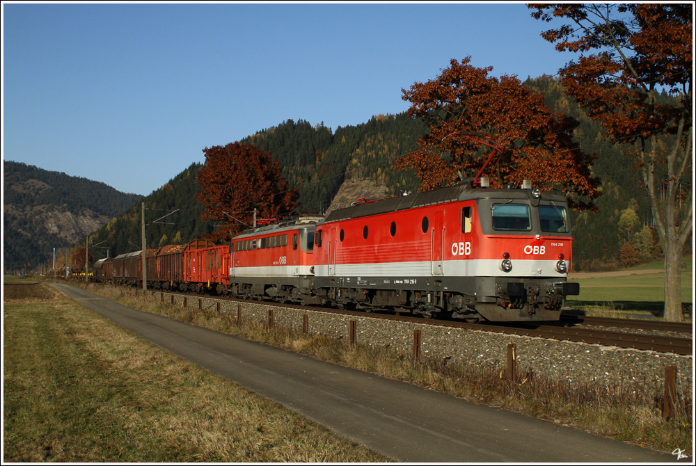 Mit einer  Kistn  fahren 1144 216 + 1142 691 durch das herbstliche Murtal.
Fentsch-St.Lorenzen 3.11.2011