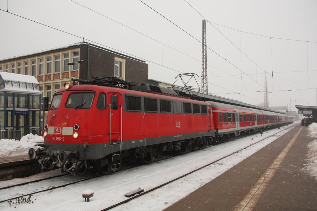 Mit knapp 60 Minuten Versptung erreichte 110 396-9 (DB Regio Braunschweig) mit 5 n-Wagen als Ersatz fr den IC 2443 Magdeburg Hbf auf Gleis 6. Fotografiert am 23.12.2010. 