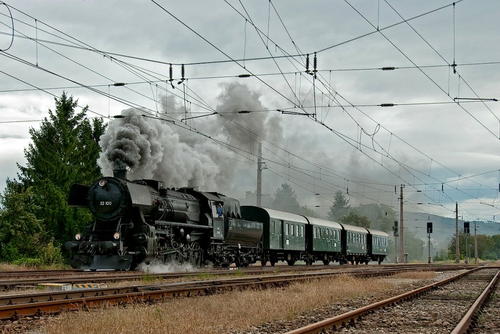 Mit knapp einer Stunde Versptung verlt REX 7396  NostalgieExpress Leiser Berge  den Bahnhof in Korneuburg, Richtung Ernstbrunn. Die Aufnahme entstand am 26.09.2010.