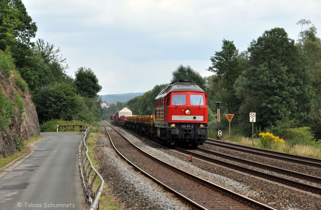 Mit langem umgeleiteten Gterzug EK56899 ist die altbelftete 232 571 am 11.08.2012 im Naabtal bei Nabburg unterwegs