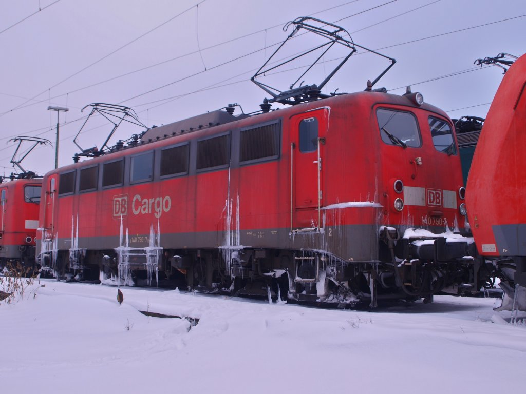 Mit langen Eiszapfen an der Seite steht 140 790-7 am 26.12.2010 in Aachen West und verbrachte die Weihnachtsfeiertage mit ihren Scherenstromabnehmern am Draht um nicht einzufrieren.