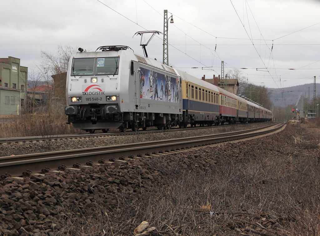 Mit lautem Pfiff setzte 185 540-2 ihre Fahrt mit dem Kassel-Huskies Sonderzug von Kassel nach Halle nach lngerem Halt in Witzenhausen dann fort. Dieser Zug ist ein echter Gewinn fr das Fotoalbum, wenn das Spiel auch letztlich fr die Huskies nicht gut ausging. Aufgenommen am 11.03.2012.