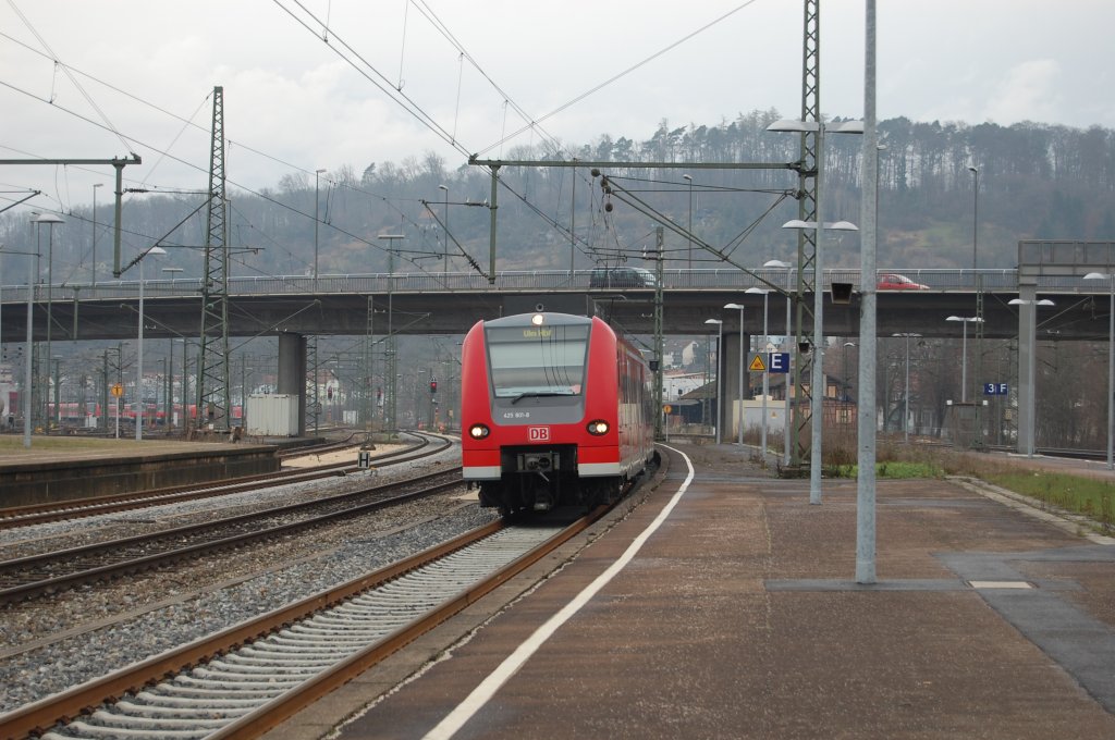 Mit lautem Quietschen fhrt 425 801-8 gemeinsam mit einem Schwesterfahrzeug am 24.12.2009 in Plochingen ein. Ziel der Fuhre war Ulm Hbf.