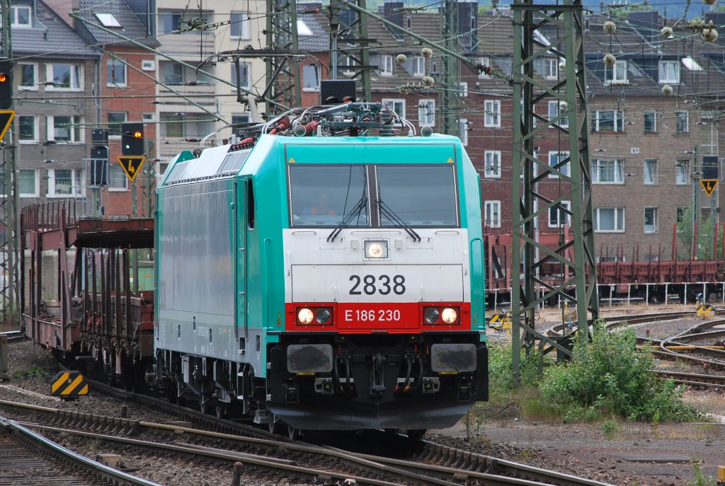 Mit leeren Autotragewagen fährt am 19.06.2009 die E-Lok 2838 durch Aachen Hbf (in Richtung Köln)
